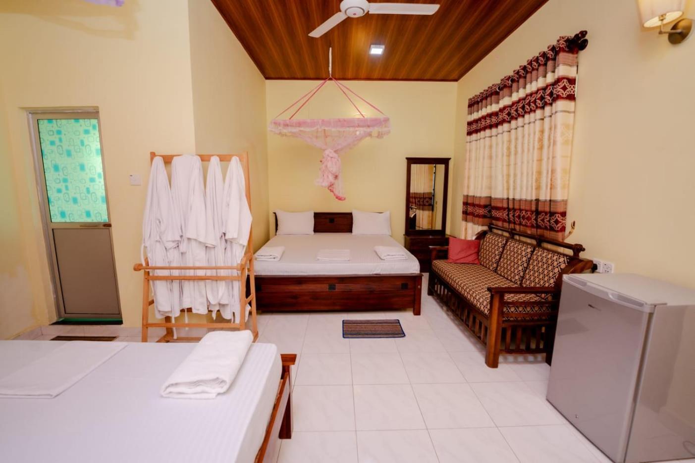 Suwani Pinnawala Homestay Exteriör bild