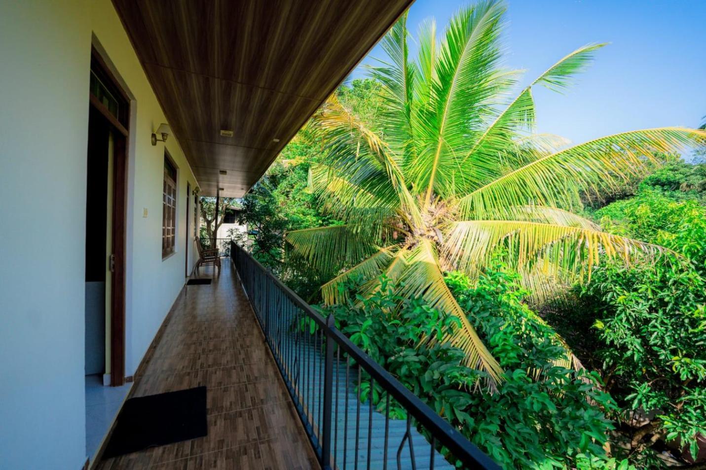 Suwani Pinnawala Homestay Exteriör bild