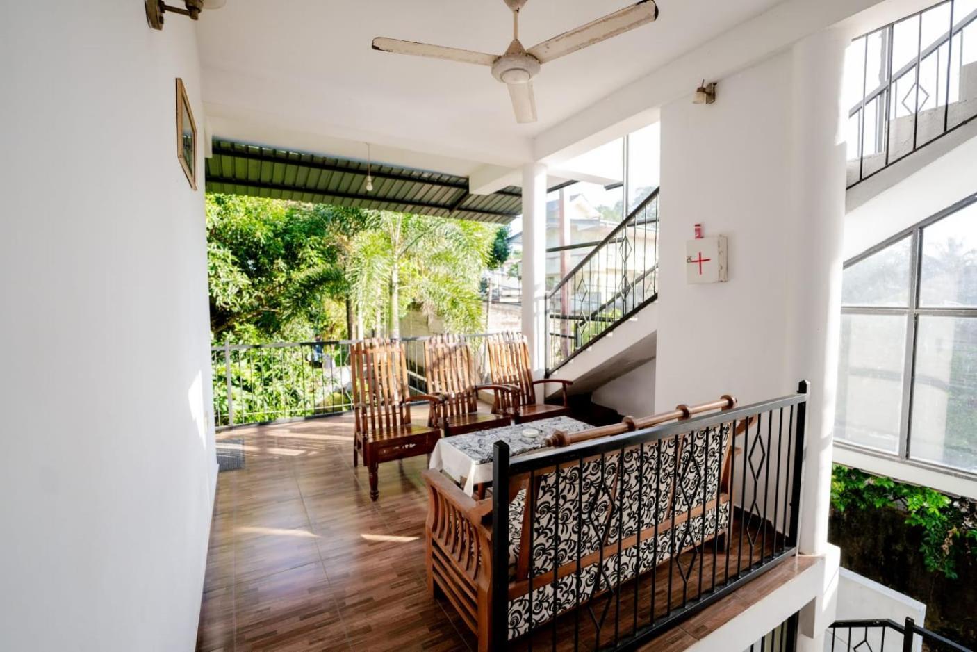 Suwani Pinnawala Homestay Exteriör bild