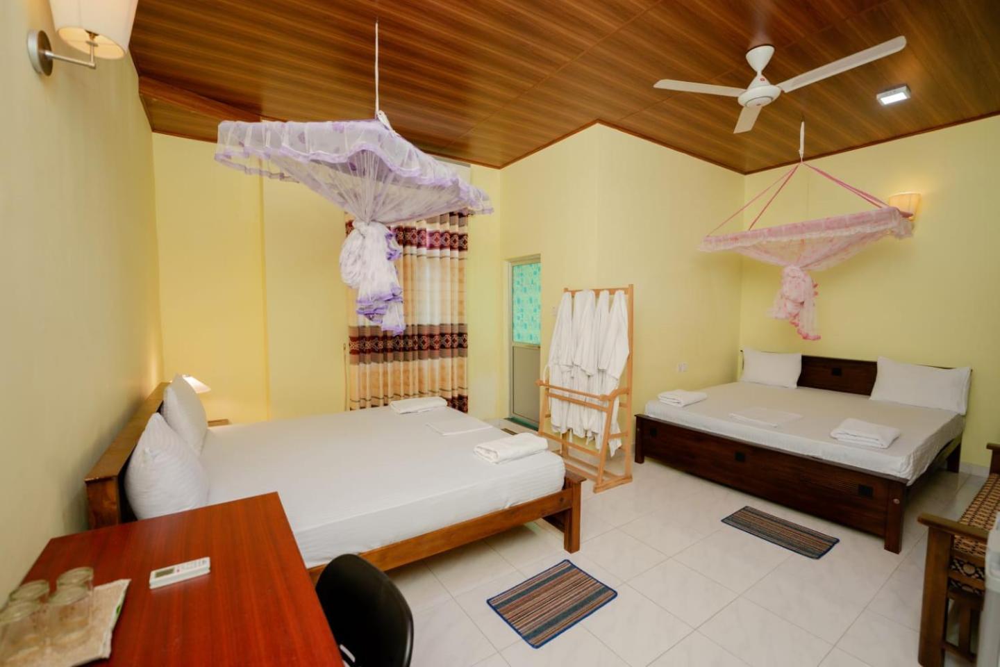 Suwani Pinnawala Homestay Exteriör bild