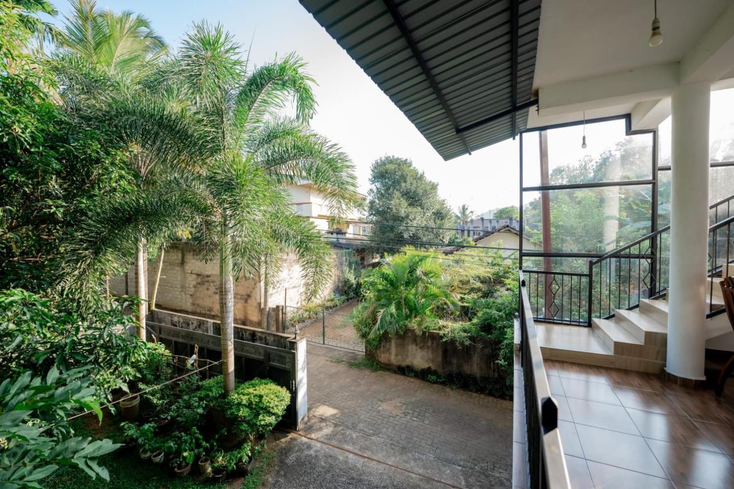 Suwani Pinnawala Homestay Exteriör bild