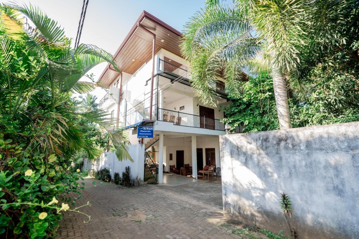 Suwani Pinnawala Homestay Exteriör bild