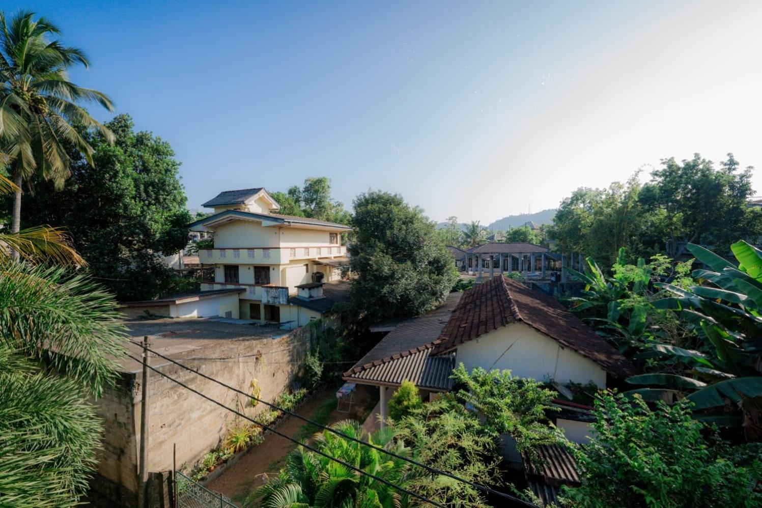 Suwani Pinnawala Homestay Exteriör bild