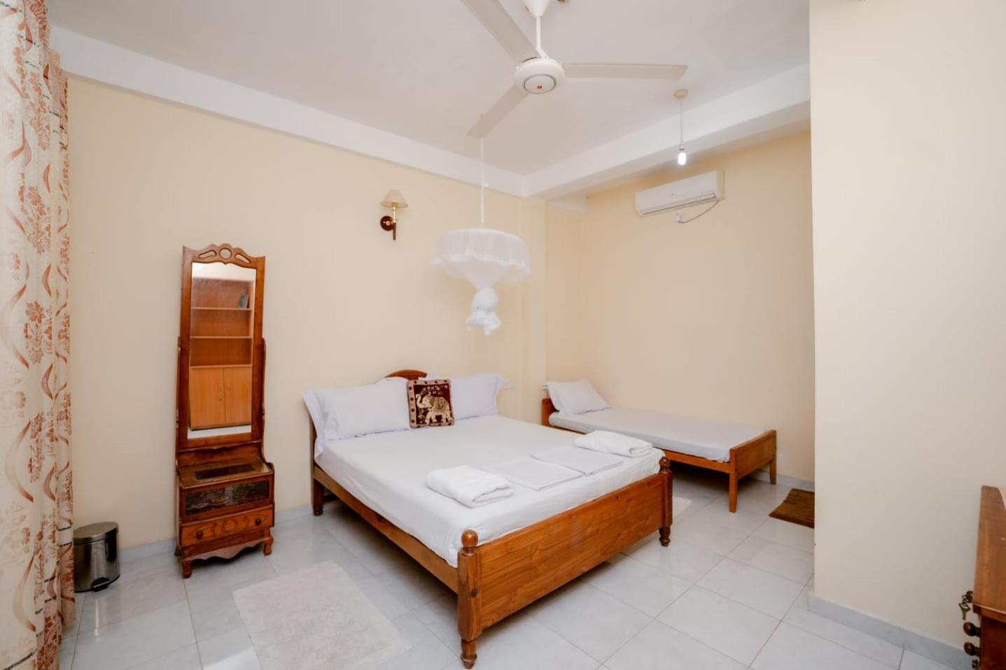 Suwani Pinnawala Homestay Exteriör bild
