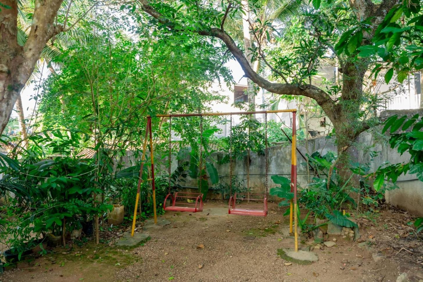 Suwani Pinnawala Homestay Exteriör bild