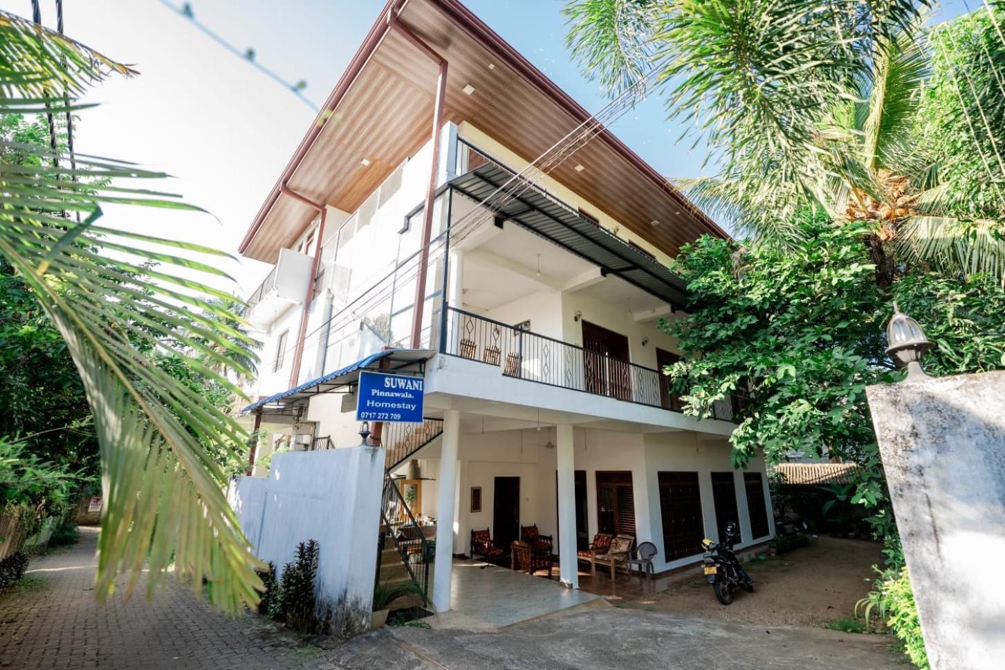 Suwani Pinnawala Homestay Exteriör bild