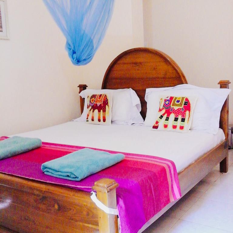 Suwani Pinnawala Homestay Exteriör bild