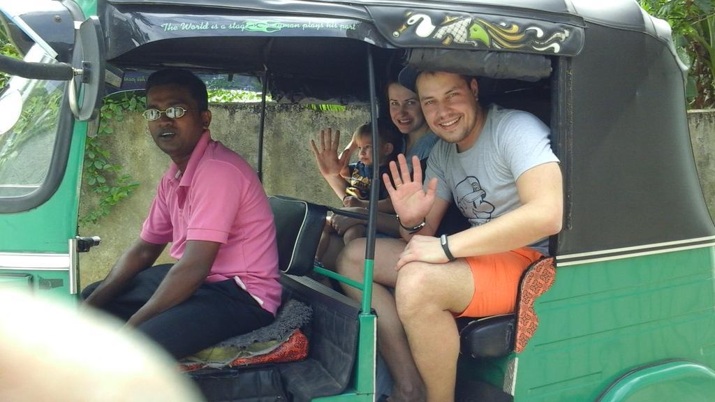 Suwani Pinnawala Homestay Exteriör bild