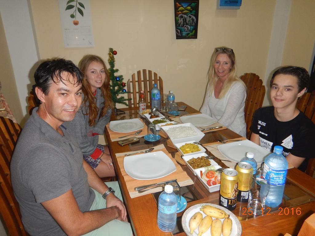 Suwani Pinnawala Homestay Exteriör bild