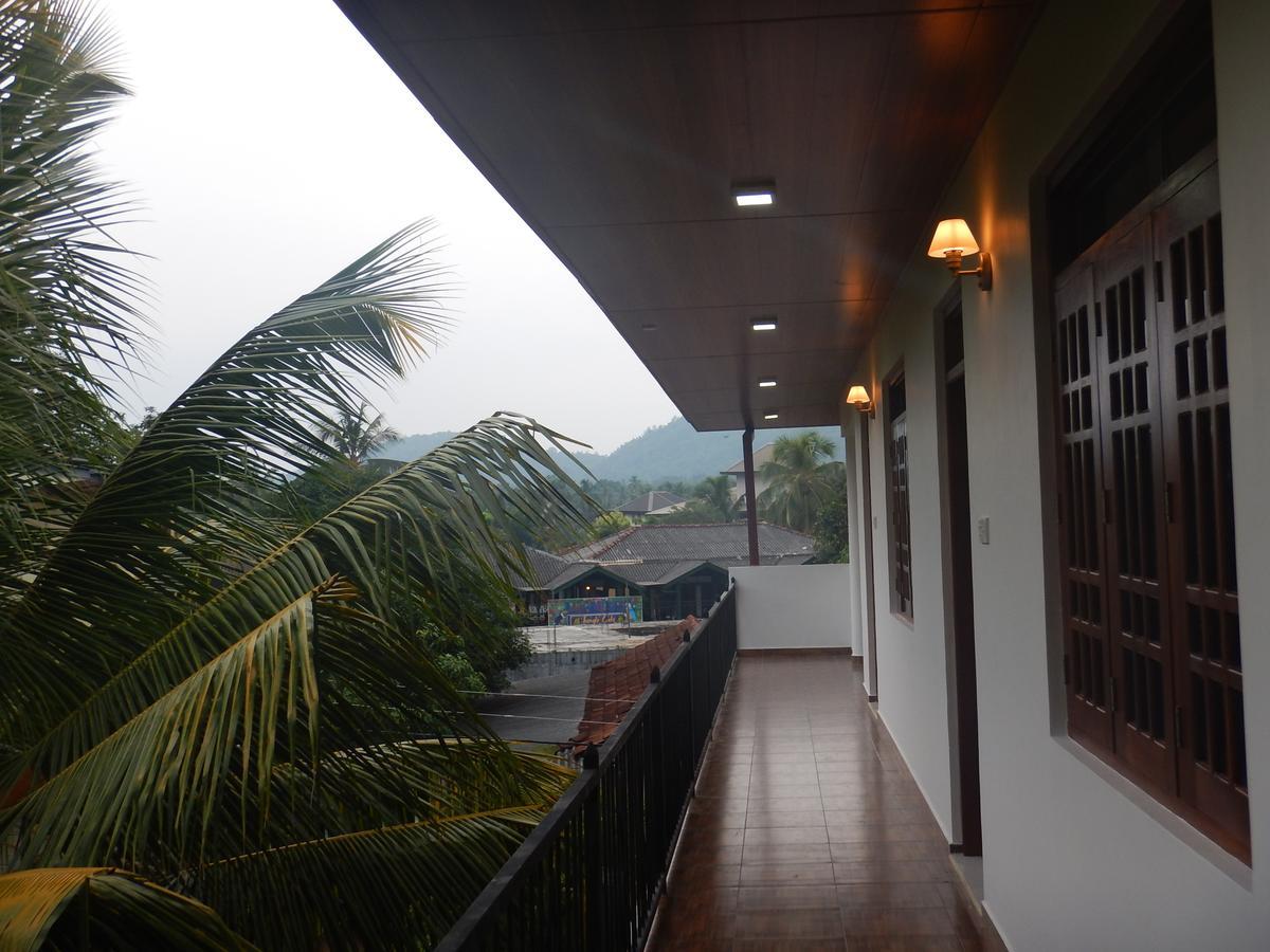 Suwani Pinnawala Homestay Exteriör bild
